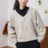 Einfarbiger, locker gestrickter V-Ausschnitt-Hoodie in Beige