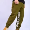 Wordmark Jogger asiatische Größen „Olivgrün“